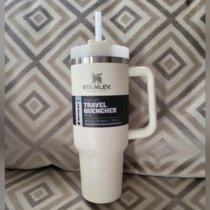 New cream Stanley travel quencher cup with handle 40 oz